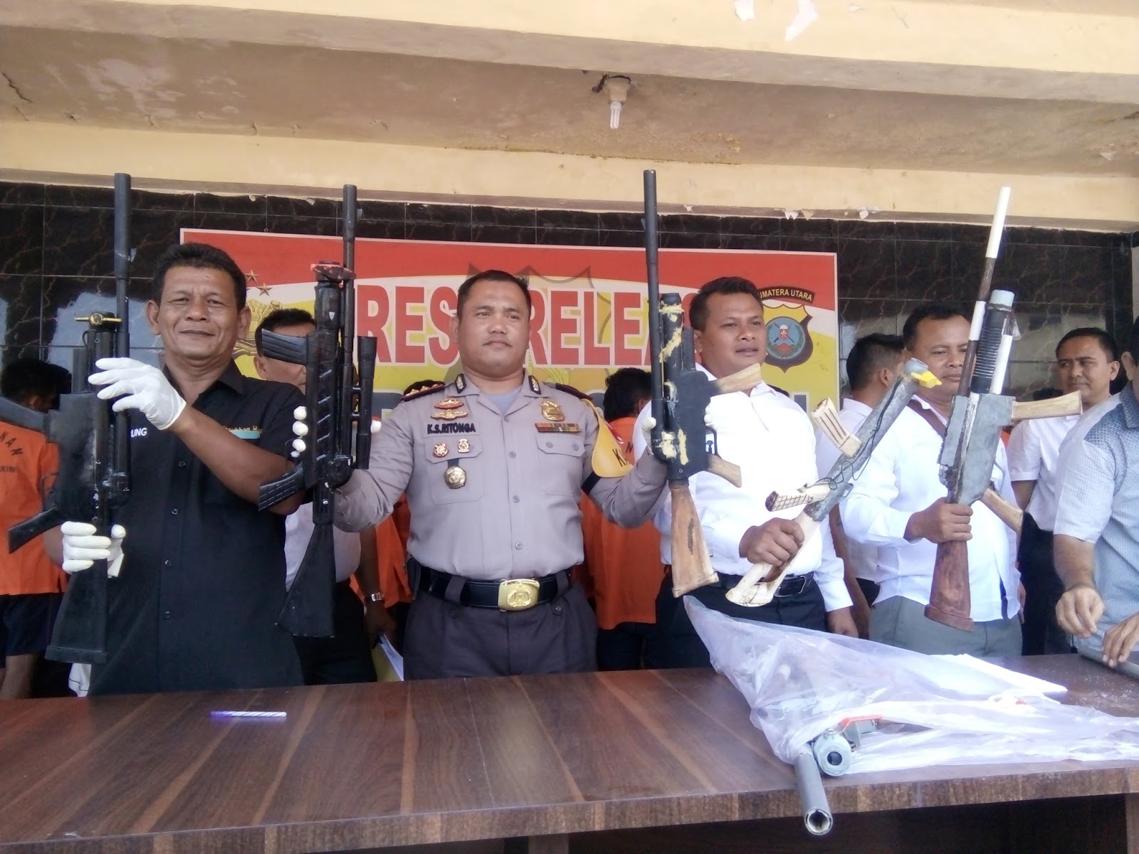 Polisi memaparkan kasus Doyok warga Asahan yang bisa merakit senjata api. Polisi memaparkan kasus Doyok warga Asahan yang bisa merakit senjata api.