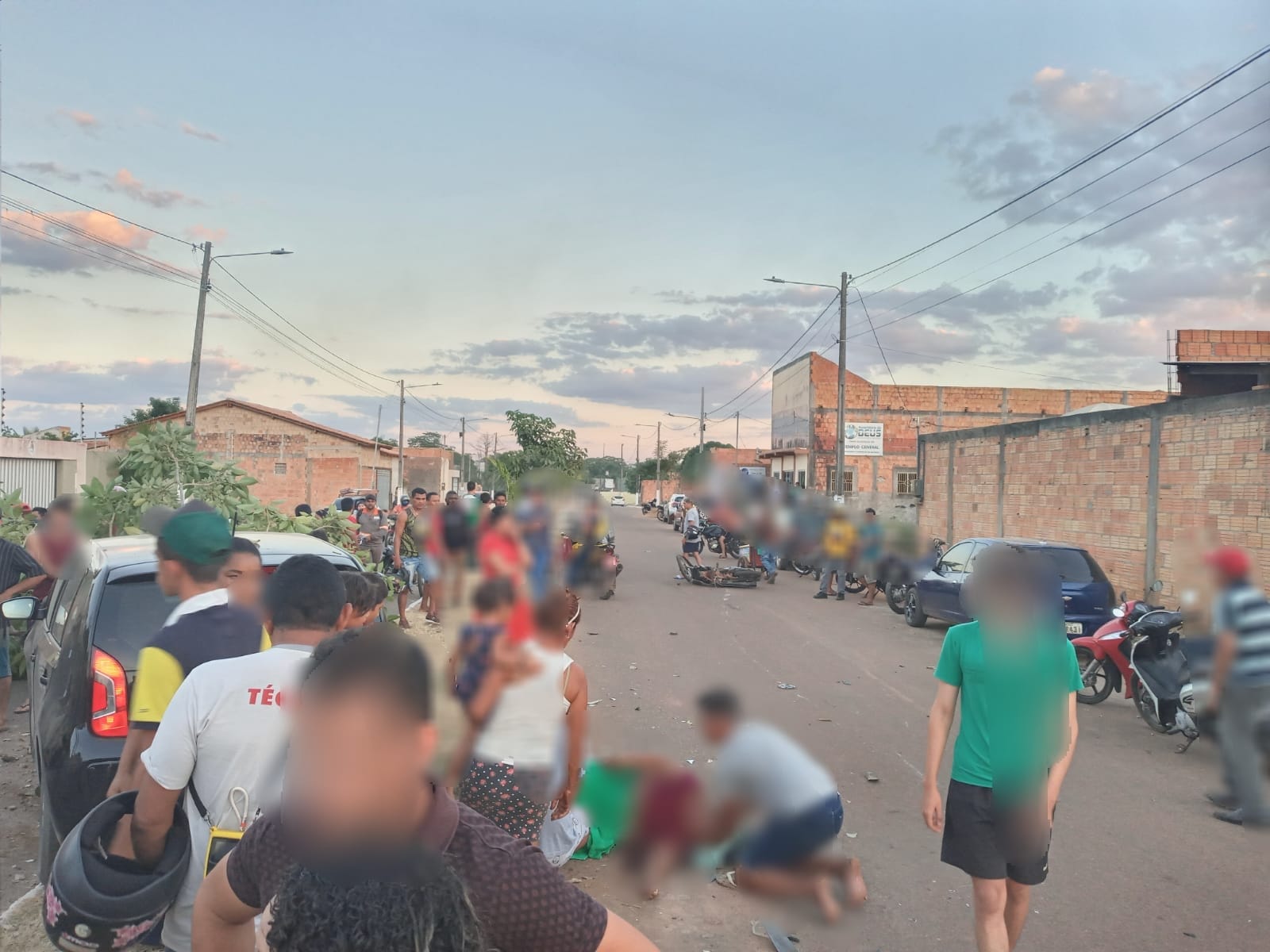 Homem morre e mulher fica ferida em acidente entre carro e moto, em Parauapebas.