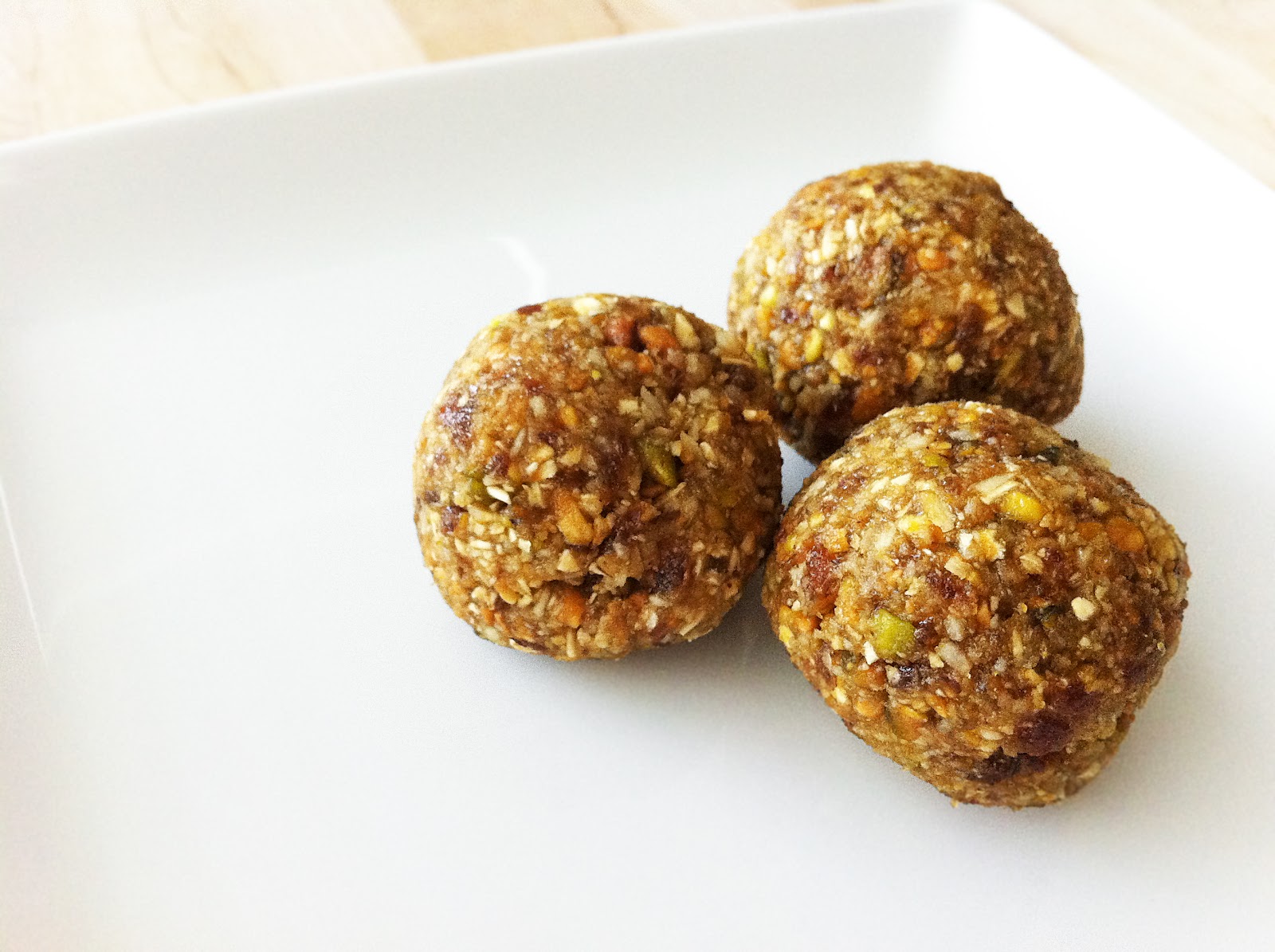Made to Create Raw Oatmeal Cookies with Pistachios
