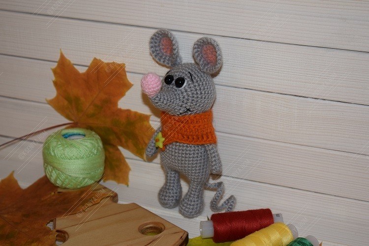 Вязаный мышонок крючком