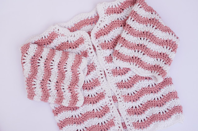 2 Crochet Imagen Chaqueta para niña en zig zag a crochet y ganchillo  rosa mangas cruzadas por Majovel Crochet