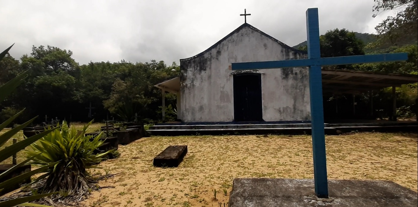 igreja e cemitério em parnaioca ilha grande