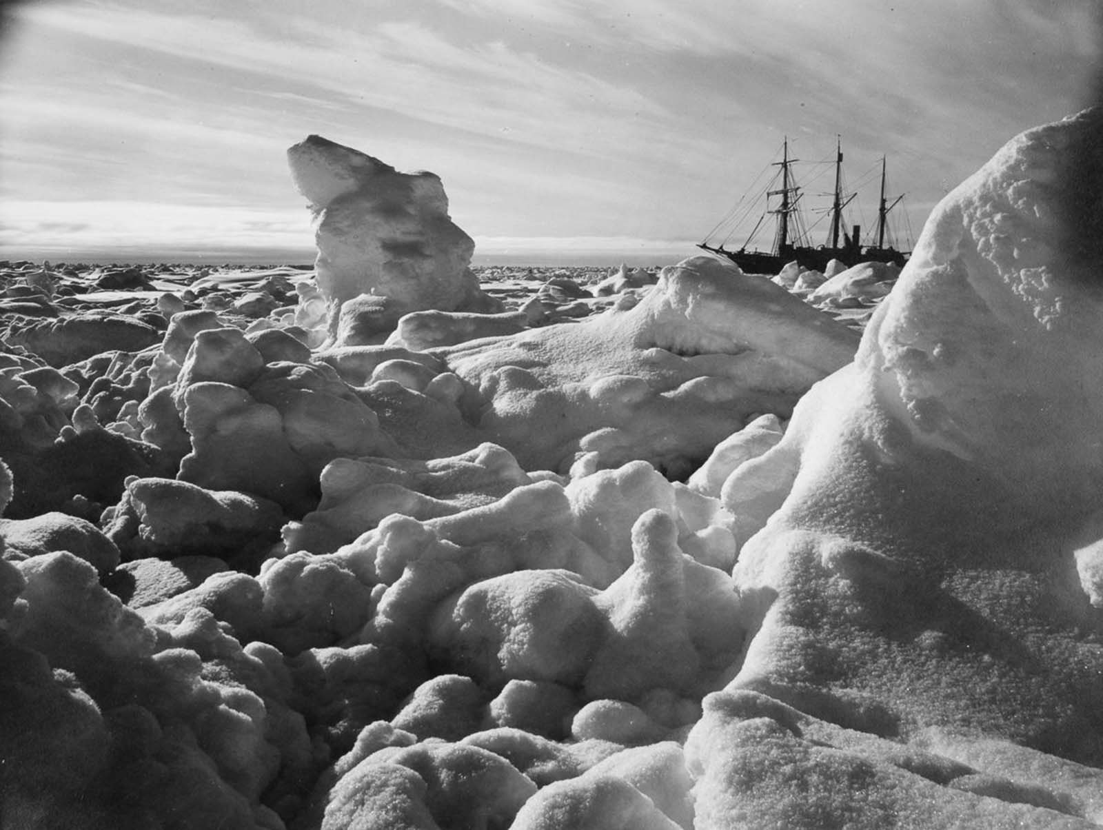 Shackleton s Expedition to Antarctica on The Endurance  The photographic journey of one of the greatest survival stories ever told  1914 1917 - 83