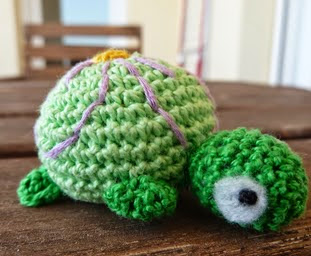 http://mimundodebaldosasamarilla.blogspot.com.es/2013/08/tortuguita-de-amigurumi.html