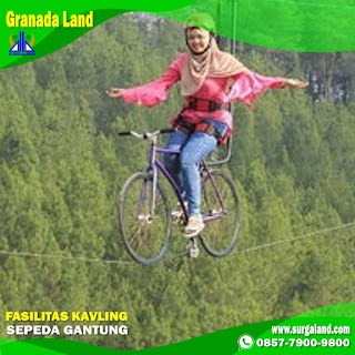 Salah satu wahana yang diminati pengunjung tempat wisata di kavling Granada Land adalah Sepeda Gantung