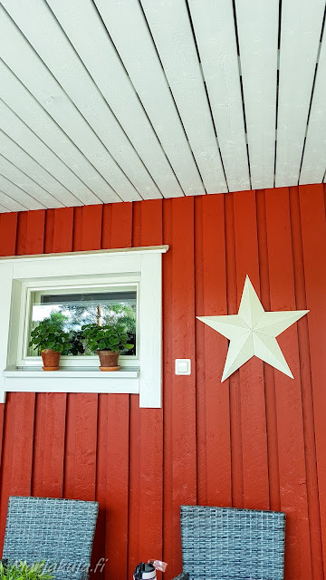 coloria maalilla talon maalaus linnea titan punaisella ja katto pihla pro valkoisella maalilla.