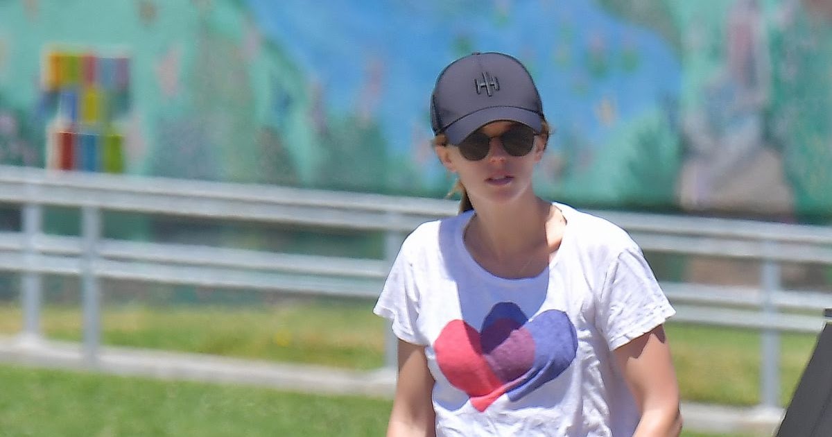 Katherine Schwarzenegger Outside Riding Bike in Santa Monica 25 Apr-2020