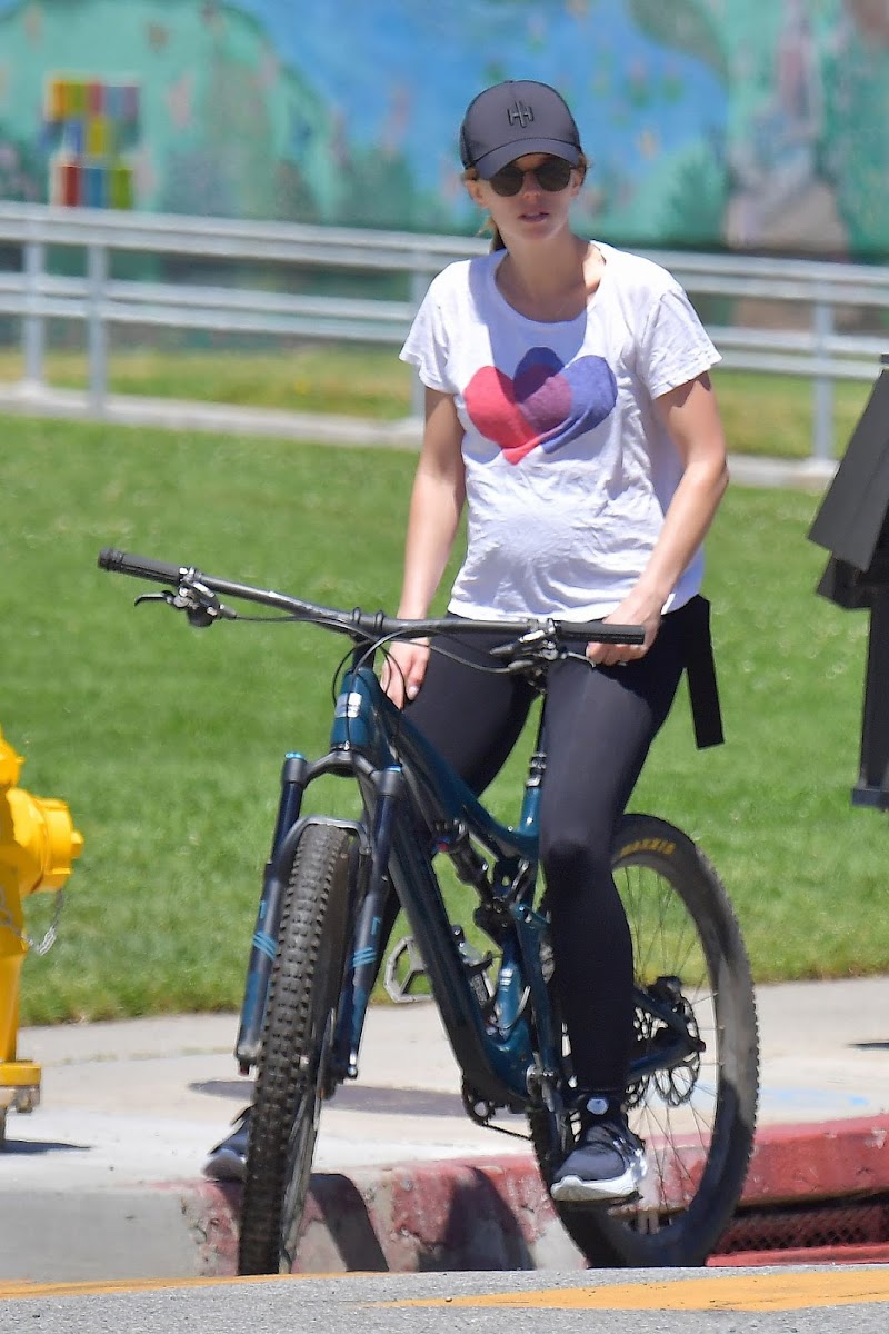 Katherine Schwarzenegger  Outside Riding Bike in Santa Monica 25 Apr-2020