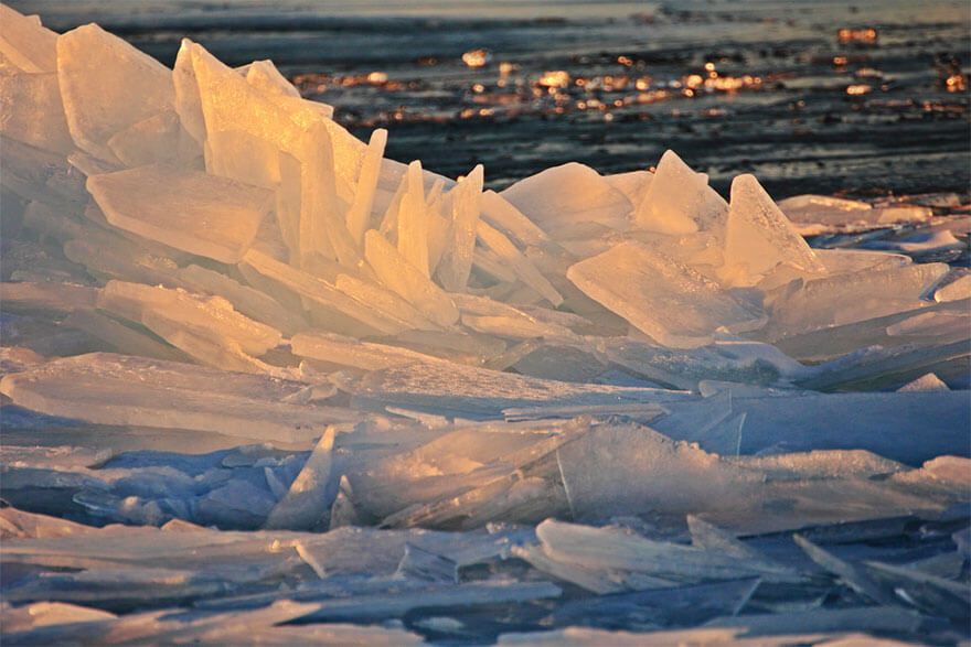Mesmerizing Pictures Of Frozen Lake Michigan Shattered Into Millions Of Ice Pieces