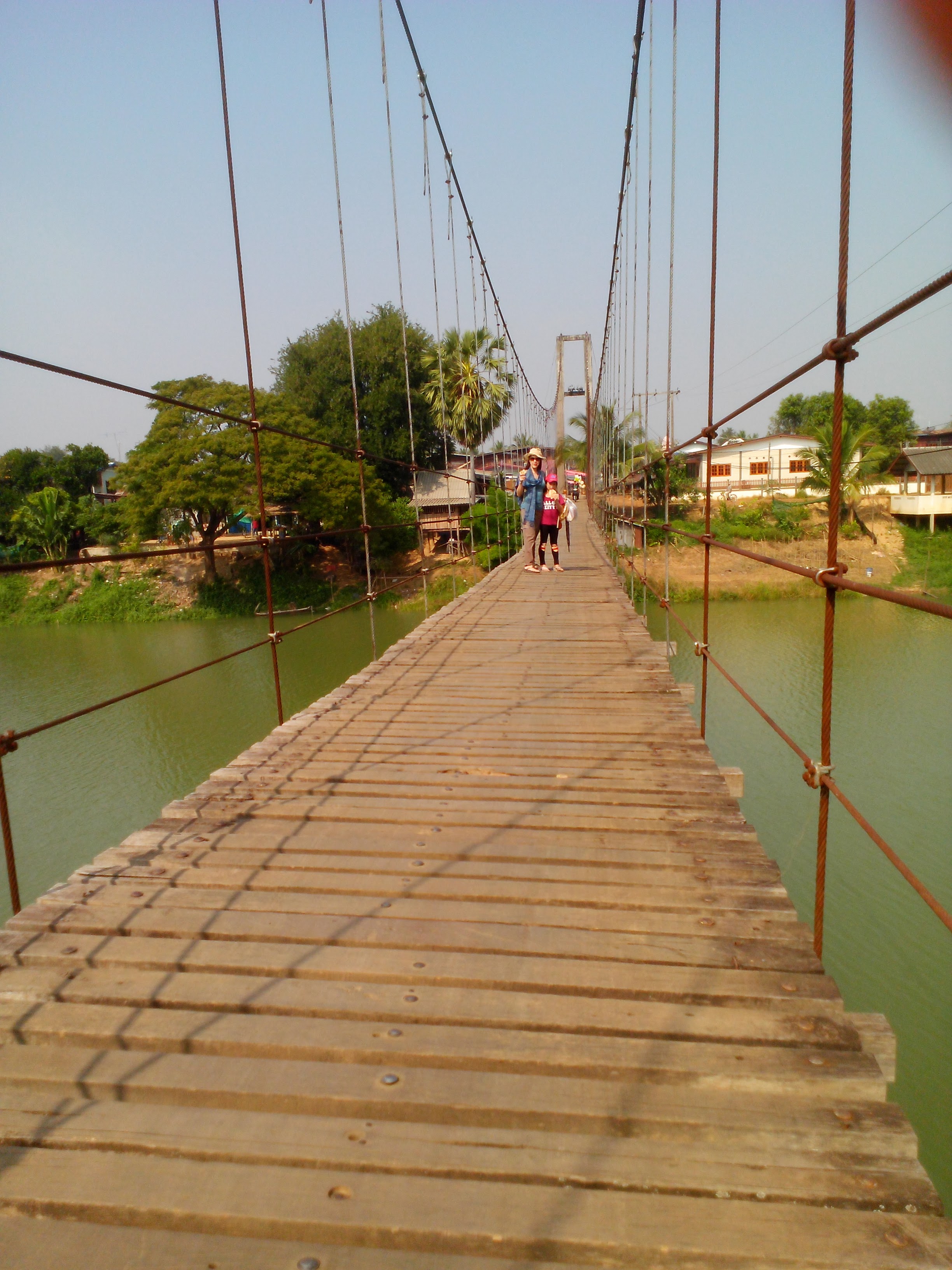 สะพานแขวนที่วัดพระศรีรัตนมหาธาตุ