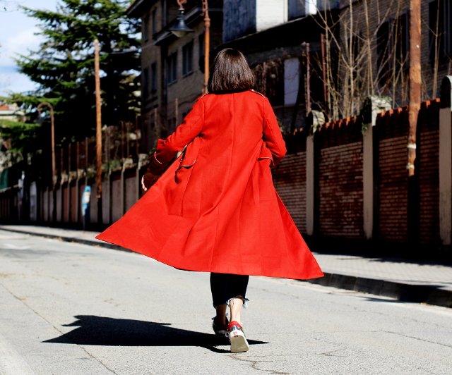 Abrigo rojo y las nuevas Skechers