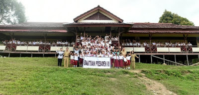 Sukacita Pelajar SD di Bengkayang "Pak Presiden, Minta Tas", Terima Bantuan Presiden