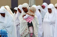 Hukum Sholat sambil menggendong anak kecil Hukum Sholat sambil menggendong anak kecil