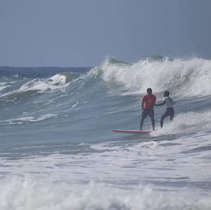 Amid race for gold, Pinoy surfer saves Indonesian competitor from drowning