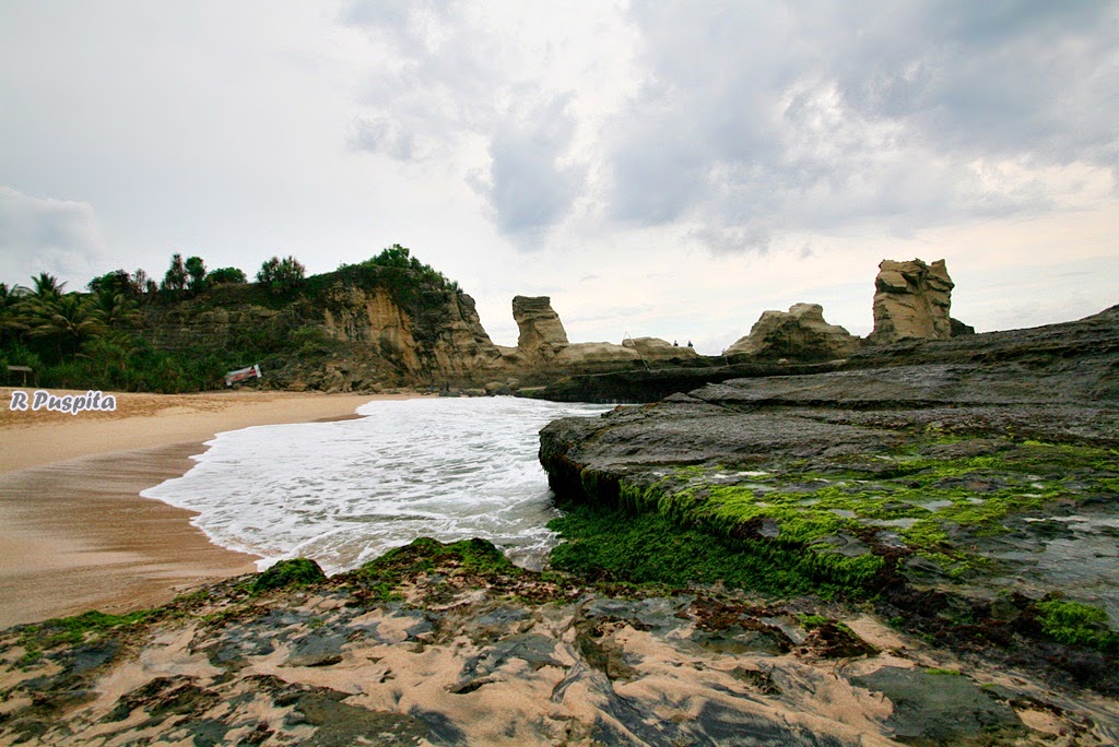 Live Is An Adventure: Pantai Klayar di Pacitan, Jawa Timur.