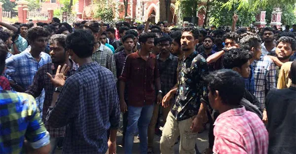 Conflict between students in university college Thiruvananthapuram, Thiruvananthapuram, News, Education, Students, Attack, Crime, Criminal Case, Stabbed, Injured, hospital, Treatment, Kerala