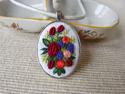 haft rococo, embroidered pendant, haftowane róże, haftowany naszyjnik, naszyjnik z haftem, embroidered jewerly, naszyjnik vintage, medalion z haftem, handmade jewerly, embroidered necklace, vintage jewerly, biżuteria retro