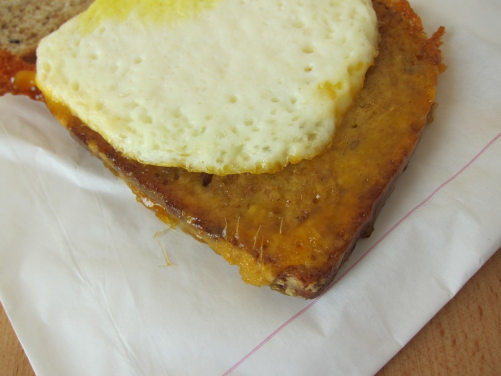 Review Starbucks Egg & Cheddar Breakfast Sandwich