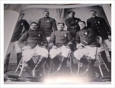 Fotografía que muestran a los oficiales que dirigieron el Benemérito Cuerpo de Bomberos de Colón en 1910.