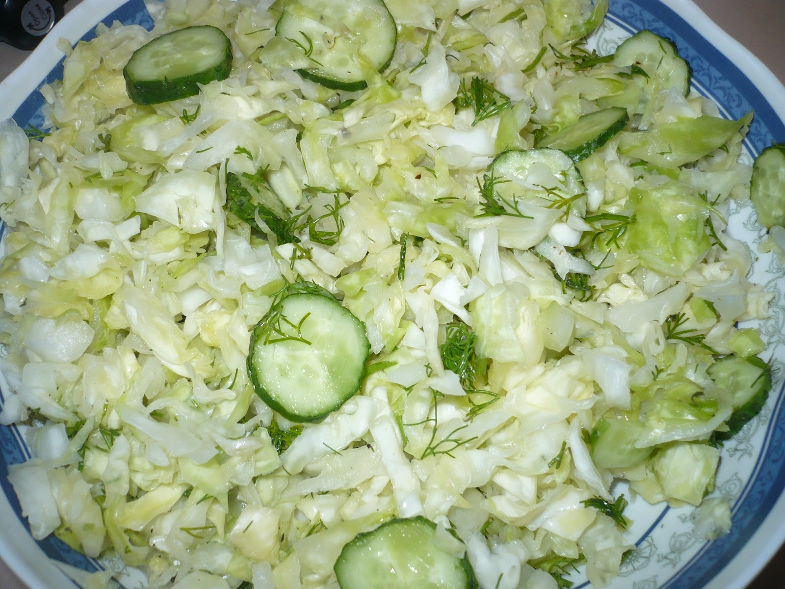 салат с зелёным горошком. айсберг горошек. салат с зелёным горошком и яйцом и огурцом. салат с капустой и огурцом. салат с молодым горошком.
