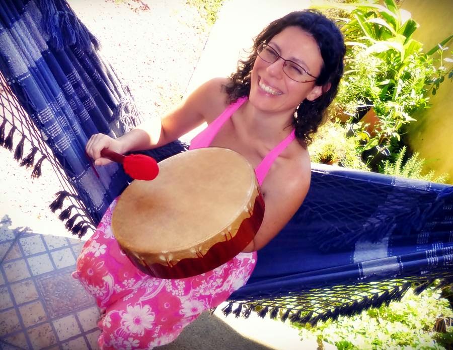 Bianca feliz, experimentando mais um tambor Lakota 30 cm, pronto para ser enviado ao cliente.