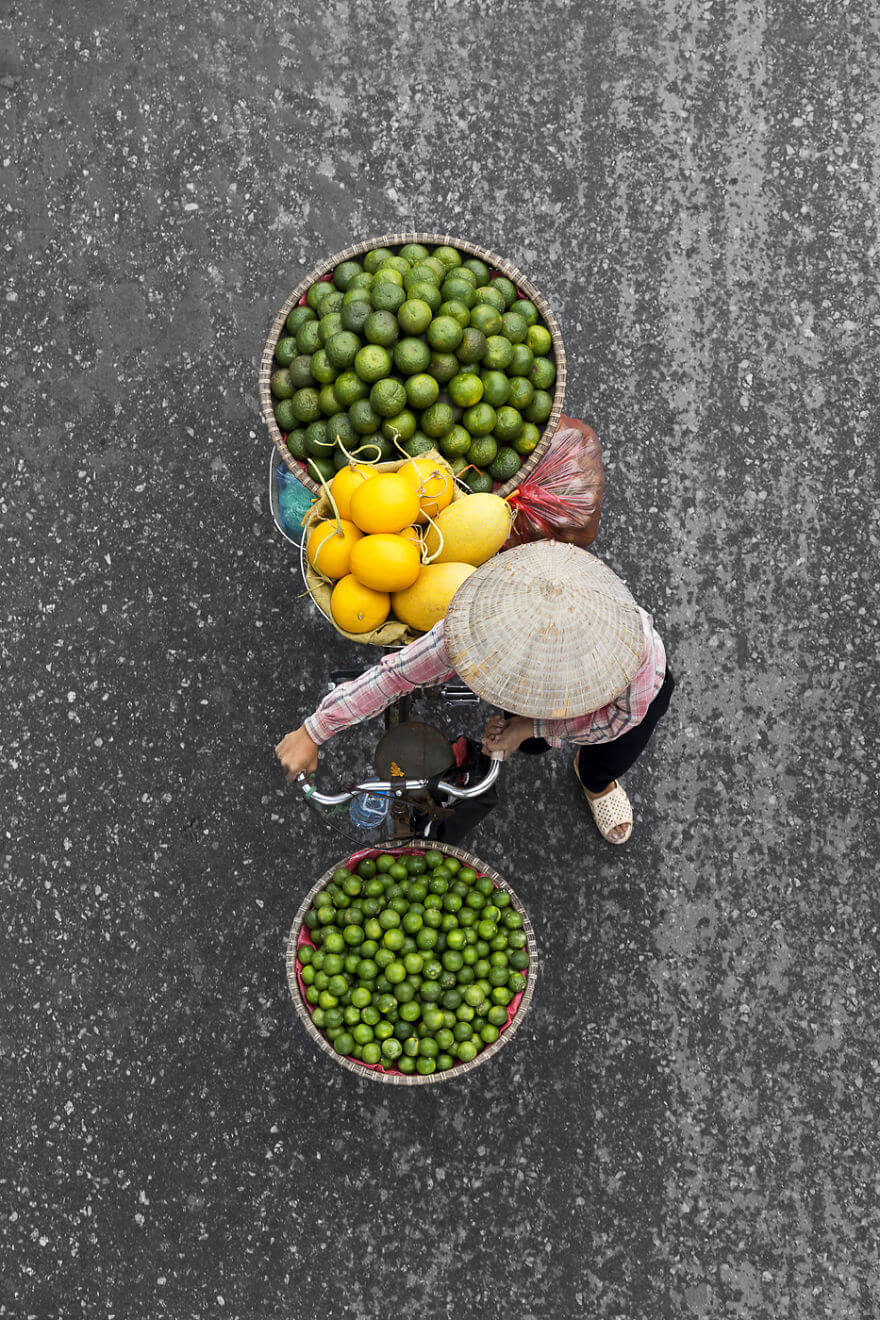 Photographer Spends Hours On Bridges And Balconies And Shoots Impressive Photos That Capture Street Vendors From Above Photographer Spends Hours On Bridges And Balconies And Shoots Impressive Photos That Capture Street Vendors From Above