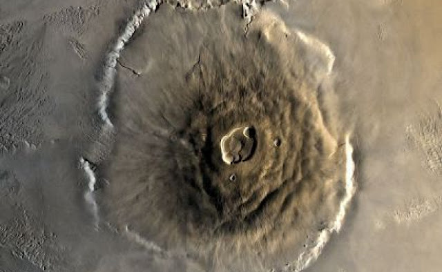 Olympus Mons —
огромный вулканический кратер — его высота превышает 30 километров. Это самая
высокая точка в Солнечной системе.