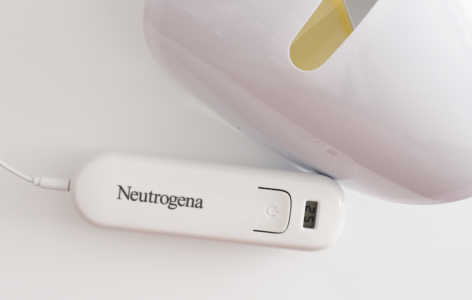 FACE MASK FRIDAY NEUTROGENA VISIBLY CLEAR LIGHT THERAPY ACNE MASK A