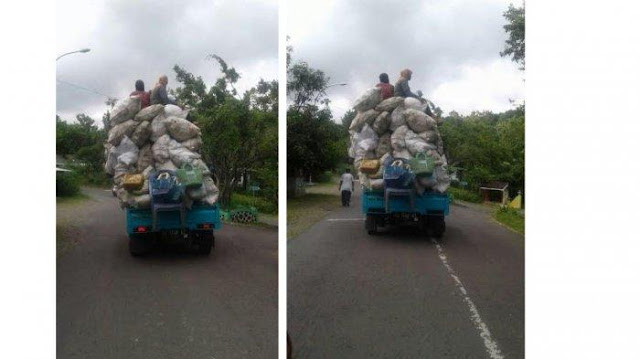 Gak Kenal Rasa Takut, 2 Wanita Ini Nekat Duduki Karung Diatas Truk