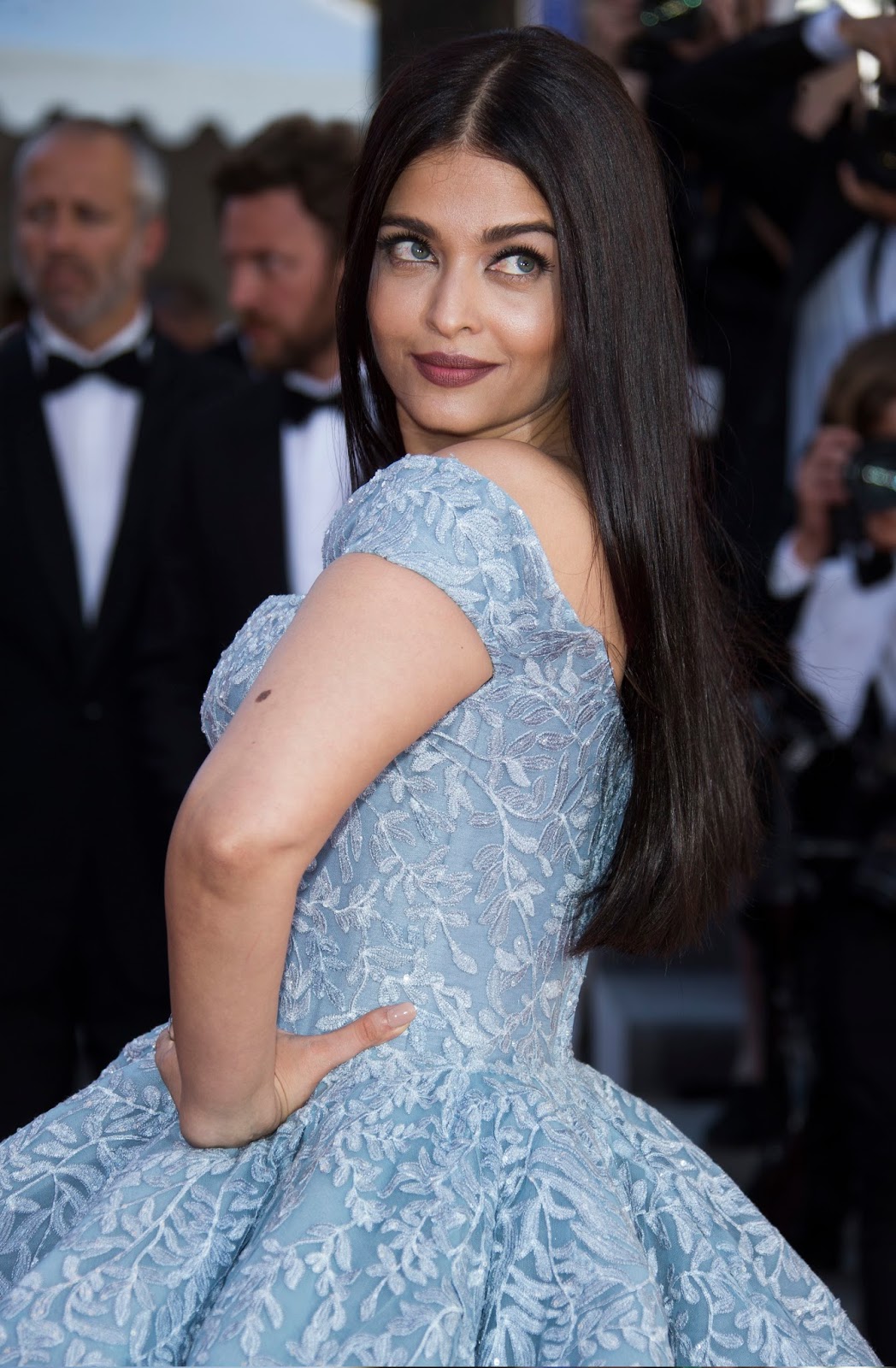 Aishwarya Rai Bachchan Looks Irresistibly Sexy in a Blue Michael Cinco Gown At 'Okja' Premiere During The 70th Cannes Film Festival 2017