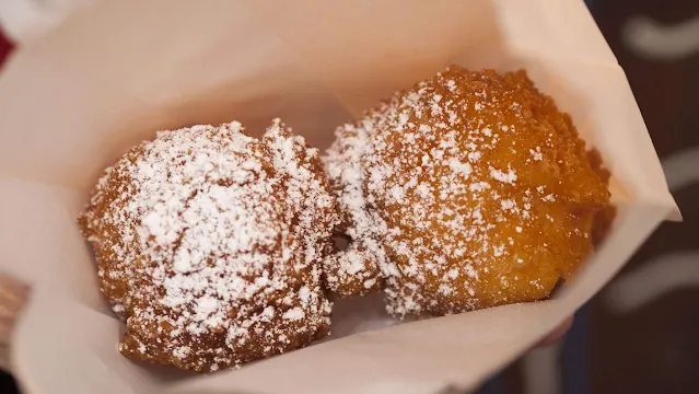 Christmas Market Food: Quark Bällchen at the Christmas Markets in Berlin