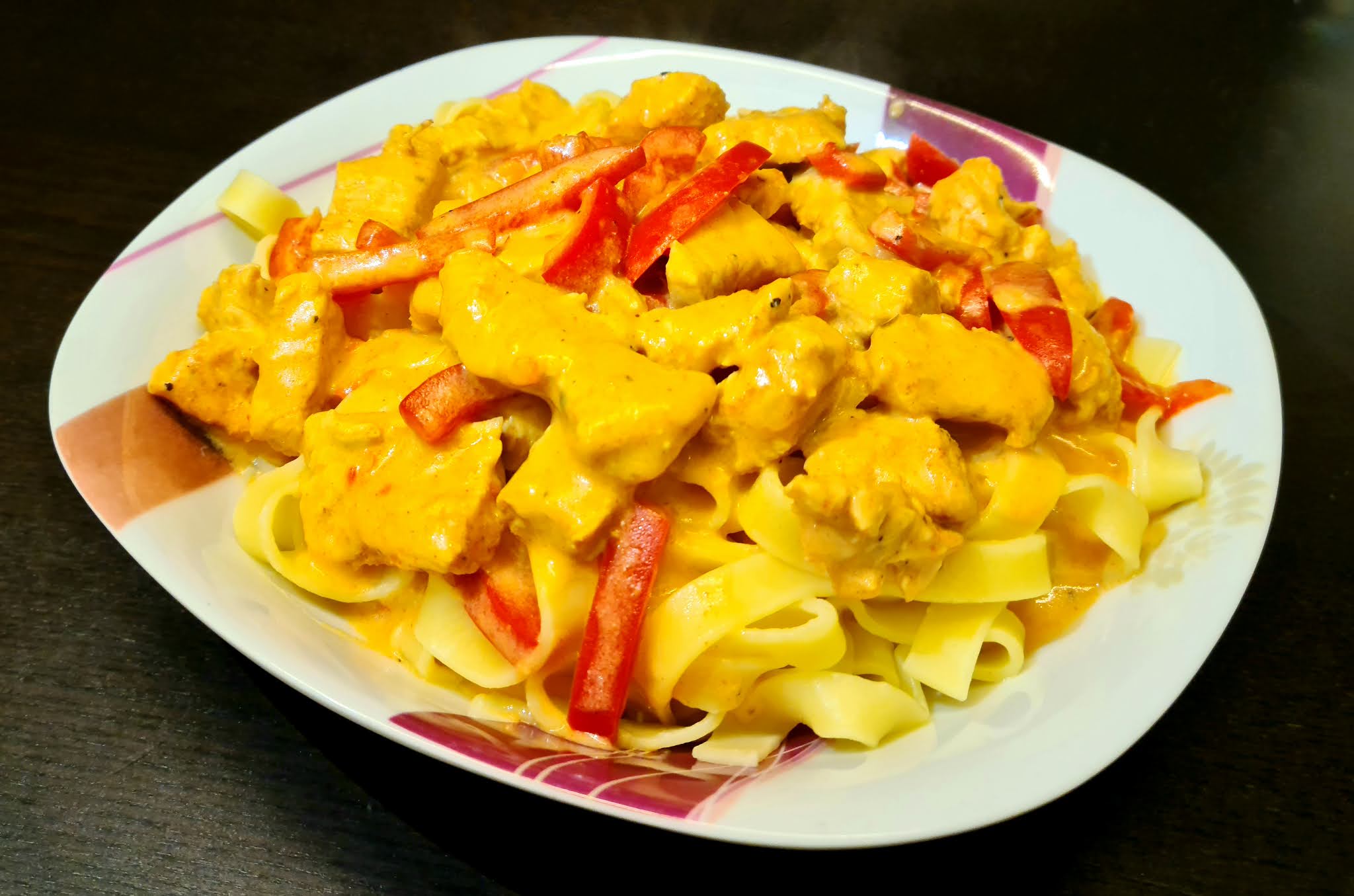 Cremige Puten-Paprika-Soße Cremige Puten-Paprika-Soße