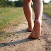 Crianças que ficam mais tempo descalças possuem mais habilidades motoras, aponta estudo