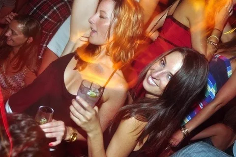 Tiệc tùng trái phép dù Covid-19