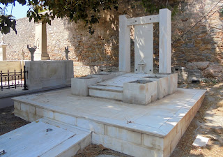 το ταφικό μνημείο του Ιωάννη Κοσμά στο ορθόδοξο νεκροταφείο του αγίου Γεωργίου στην Ερμούπολη