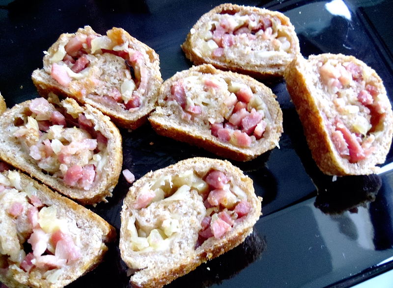 Gourmande ou passionnée...: Pain roulé aux lardons et échalotes