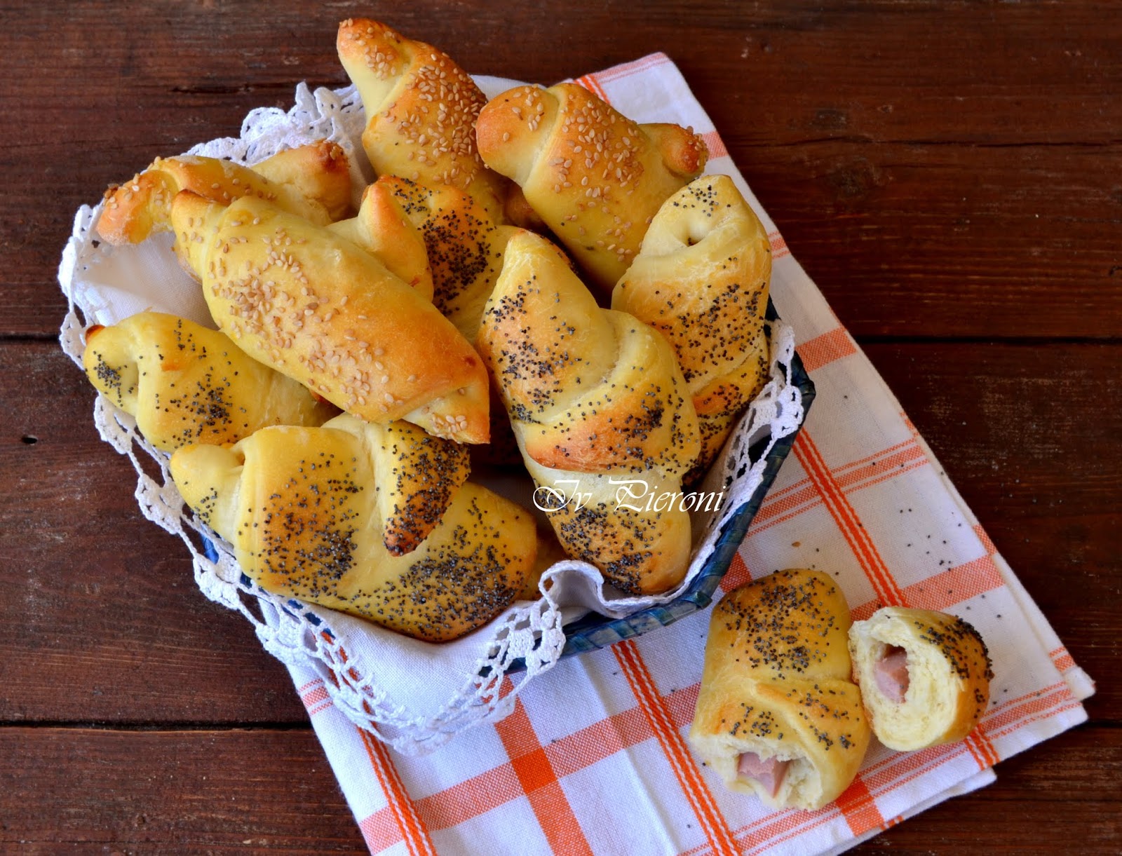 С нож и вилица в ръка Бриош кифлички с кренвирш di pan