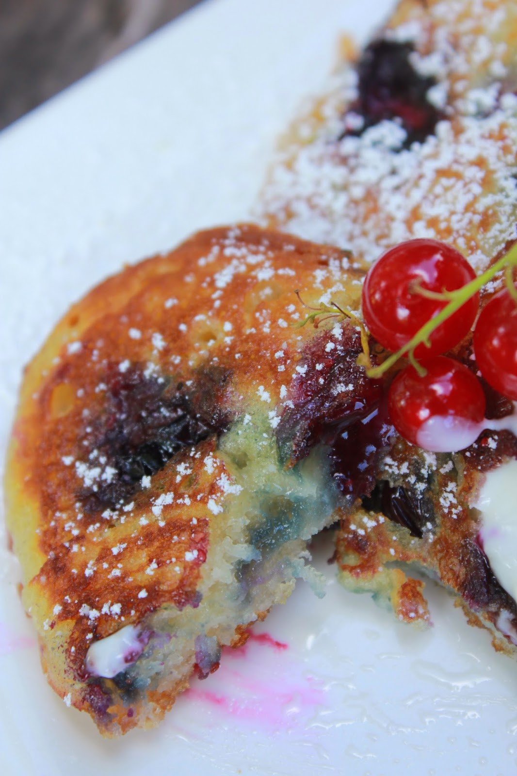 Pancakes z owocami i jogurtem