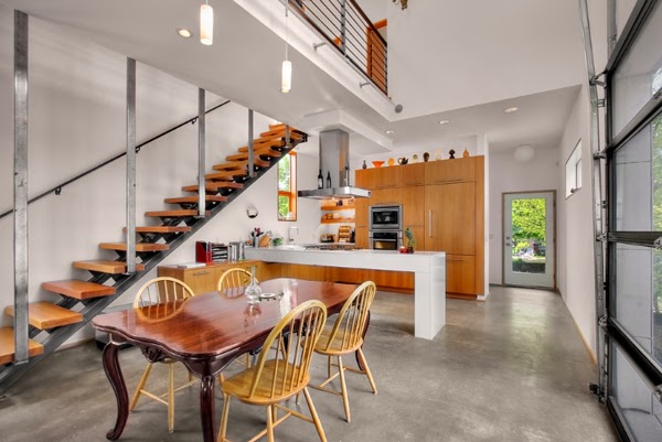 Una cocina debajo de las escaleras...