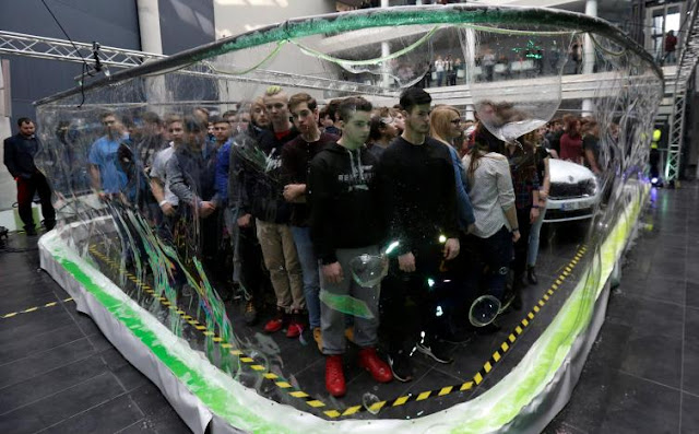 bubblerecord275people.jpeg