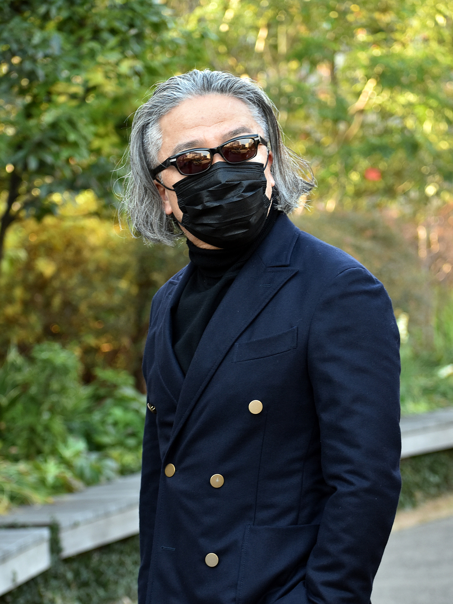 服装に合わせやすいメンズマスクは黒の使い捨て不織布