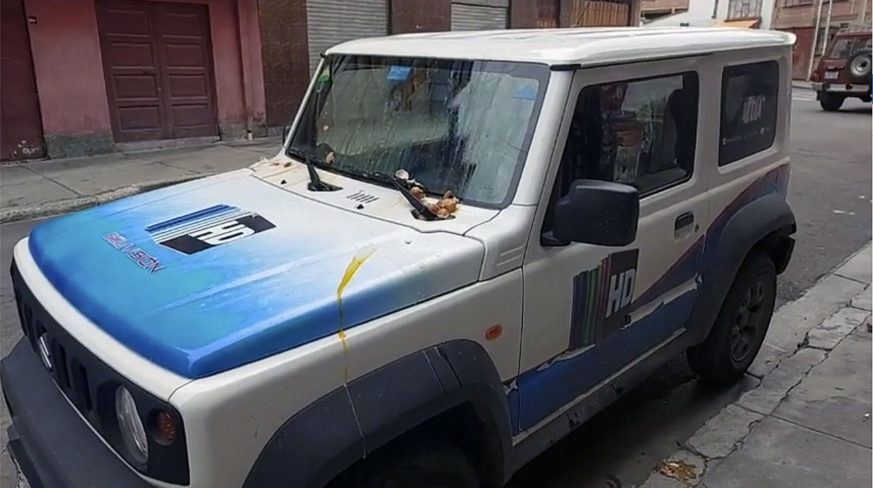 El vehículo de Bolivisión exhibe restos de los huevos lanzados por desconocidos / CAPTURA BOLIVISIÓN