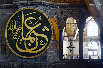 Enormes paneles con caligrafía árabe de la época otomana. Museo de Santa Sofía. Fotografia_Viajes_Turquia