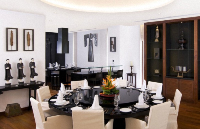 Vibrante Paraíso de Palmeras y Aguas con un Interior que Irradia