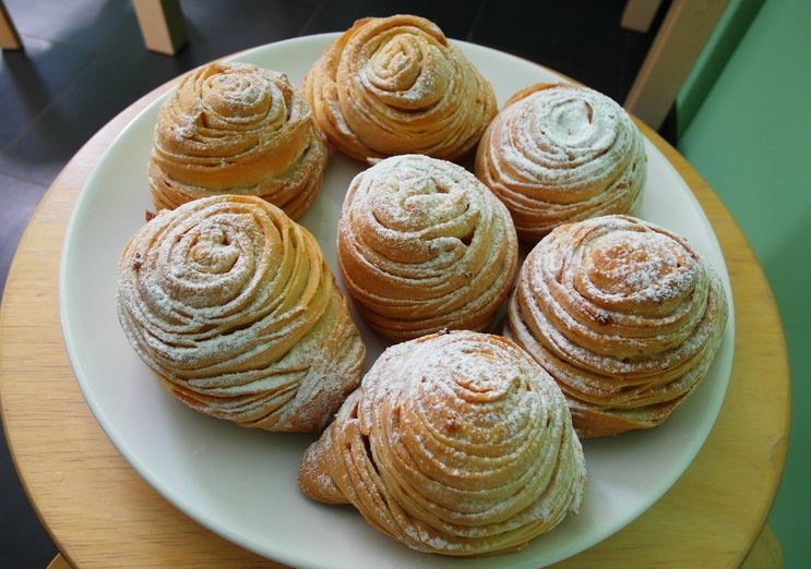 Пирожки с арахисом из слоеного дрожжевого теста в духовке: Бадамбура, рецепт