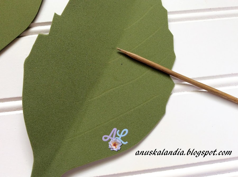 Rosa-gigante-en-goma-eva-o-foamy-22-marcar-nervaduras-hojas-Anuskalandia