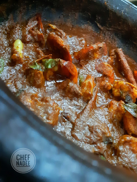 සැරට කලුවට පිසූ ඉස්සන් කරි හදමු (Spicy Black Prawn Curry) - Your Choice Way