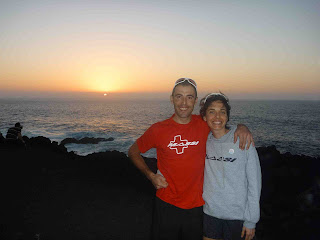 Isra Nuñez y Mar Franco, en una puesta de sol, después de finalizar la 4 Stage off road mountain bike, en Lanzarote.