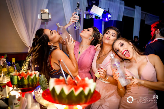 Sítio Geranium, Hyathama Pires, Multifocco, Leilah Cerqueira, casamento a céu aberto, casamento rústico, boho, decoração de casamento, decoração colorida, fotos românticas, foto com madrinhas, madrinhas iguais, Foto com padrinhos, noiva, convidados bebendo, bar