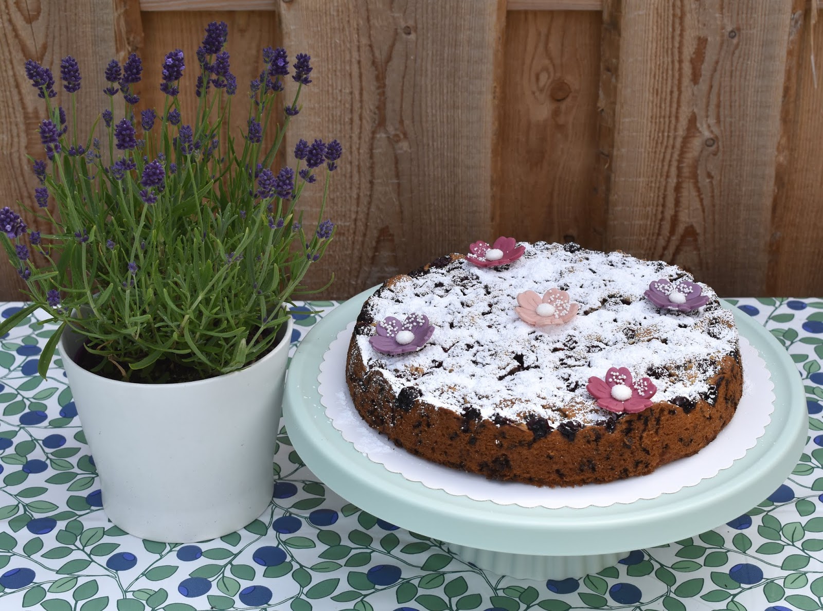 Einfacher Rührkuchen mit Kirschen und Schokostreuseln | ♥ Zuckersüße ... Einfacher Rührkuchen mit Kirschen und Schokostreuseln | ♥ Zuckersüße ...